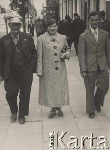 1938, Brześć nad Bugiem, Polska.
Wacław Skorupski, Feliksa Skorupska i Ferdynand Skorupski na ulicy.
Fot. NN, zbiory Ośrodka KARTA, album Wacława Skorupskiego udostępniła Agata Witerska