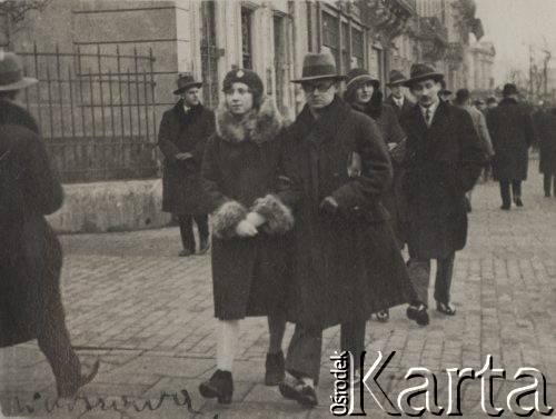 1930, Warszawa, Polska.
Przechodnie na ulicy. 
Fot. NN, zbiory Ośrodka KARTA, album Ireny Skorupskiej udostępniła Agata Witerska