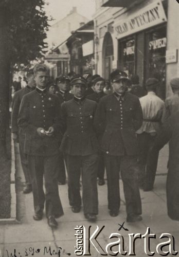 1932, Brześć nad Bugiem, Polska.
Żołnierze na ulicy 3-go Maja.
Fot. NN, zbiory Ośrodka KARTA, album Ireny Skorupskiej udostępniła Agata Witerska