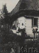Lata 30-te, Polska.
Wacław Skorupski siedzący przy węgle wiejskiej chaty.
Fot. NN, zbiory Ośrodka KARTA, album Ireny Skorupskiej udostępniła Agata Witerska