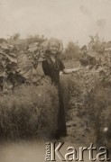 Lata 30-te, Brześć nad Bugiem, Polska.
Irena Ciesielska w ogrodzie.
Fot. NN, zbiory Ośrodka KARTA, album Ireny Skorupskiej udostępniła Agata Witerska