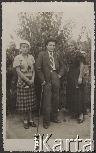 Lata 30-te, Brześć nad Bugiem, Polska.
Od lewej stoją Aleksander Klembowski, Irena Skorupska, Ferdynand Skorupski i Irena Ciesielska.
Fot. NN, zbiory Ośrodka KARTA, album Ireny Skorupskiej udostępniła Agata Witerska