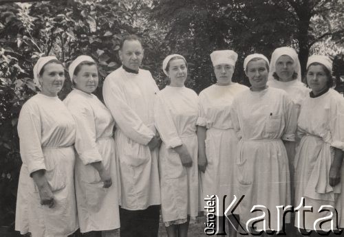 12.07.1958, Brześć, Białoruska SRR, ZSRR
Personel Szpiatala Zakaźnego. Trzeci z lewej stoi ordynator dr Bażutow, szósta z lewej pielęgniarka Irena Skorupska.
Fot. NN, zbiory Ośrodka KARTA, album Ireny Skorupskiej udostępniła Agata Witerska