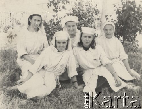 Lipiec 1952, Brześć, Białoruska SRR, ZSRR
Pielęgniarki Szpitala Zakaźnego w przyszpitalnym ogrodzie, w środku Irena Skorupska.
Fot. NN, zbiory Ośrodka KARTA, album Ireny Skorupskiej udostępniła Agata Witerska