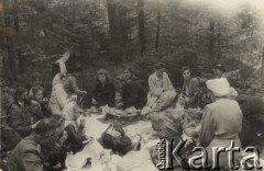 1950, Puszcza Białowieska, Białoruska SRR, ZSRR
Piknik podczas wycieczki do lasu. W środku w jasnym płaszczu siedzi Irena Skorupska.
Fot. NN, zbiory Ośrodka KARTA, album Ireny Skorupskiej udostępniła Agata Witerska