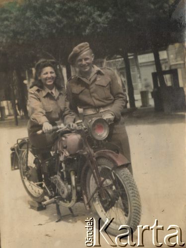 Lata 40-te, brak miejsca.
Obok motocykla stoi żołnierz Armii Andersa, Wacław Jastrzębski.
Fot. NN, zbiory Ośrodka KARTA, udostępnił Wacław Jastrzębski