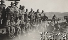Lata 40-te, brak miejsca.
Żołnierze Armii Andersa podczas przeprawy przez most pontonowy.
Fot. NN, zbiory Ośrodka KARTA, udostępnił Wacław Jastrzębski
