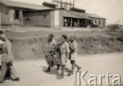 Lata 40-te, brak miejsca.
Żołnierze Armii Andersa, kondukt pogrzebowy.
Fot. NN, zbiory Ośrodka KARTA, udostępnił Wacław Jastrzębski
