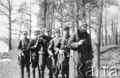 Wiosna 1944, Końskie (okolice), Polska.
Partyzanci Narodowych Sił Zbrojnych z oddziału LAS. Zdjęcie zrobione niedługo przed rozbiciem oddziału w okolicach Rudy Malenieckiej 13.04.1944, prawdopodobnie wszyscy uwiecznieni na zdjęciu zginęli i zostali pochowani na cmentarzu w Fałkowie, trzeci z prawej stoi Jan Adam Firkowski ps. Jurek, jeden z 11 żołnierzy oddziału, którzy zginęli w walce. Pozostałym 12 wraz z dowódcą Stanisławem Masłochą udało się zbiec, a 8 ujęła żandarmeria, kilka dni później zostali odbici z konwoju przewożącego ich z więzienia w Końskich do Radomia.
Fot. NN, zbiory Ośrodka KARTA (udostępnił Ireneusz Górski)