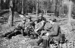 Wiosna 1944, Końskie (okolice), Polska.
Partyzanci Narodowych Sił Zbrojnych z oddziału LAS. Zdjęcie zrobione niedługo przed rozbiciem oddziału w okolicach Rudy Malenieckiej 13.04.1944. Prawdopodobnie wszyscy uwiecznieni na zdjęciu zginęli i zostali pochowani na cmentarzu w Fałkowie. Na zdjęciu trzeci z lewej Jan Adam Firkowski ps. Jurek, jeden z 11 żołnierzy oddziału, którzy zginęli w walce. Pozostałym 12 wraz z dowódcą Stanisławem Masłochą udało się zbiec, a 8 ujęła żandarmeria, kilka dni później zostali odbici z konwoju przewożącego ich z więzienia w Końskich do Radomia.
Fot. NN, zbiory Ośrodka KARTA (udostępnił Ireneusz Górski)