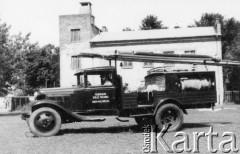 Jesień 1941 lub lato 1942, Ruda Maleniecka k. Końskich, Polska.
Wóz bojowy straży na tle strażnicy (remizy), za kierownicą komendant Stefan Firkowski. Wóz został przerobiony przez polskich fachowców z odkupionego od Niemców, po wybuchu wojny z ZSRR, samochodu ciężarowego ZIS, następnie zarekwirowany wraz z wyposażeniem, przez wojsko radzieckie jako mienie poniemieckie i wywieziony w 1945 r.
Fot. NN, zbiory Ośrodka KARTA (udostępnił Ireneusz Górski).