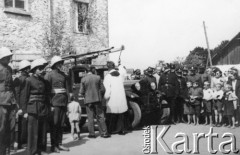 Jesień 1941 lub lato 1942, Ruda Maleniecka k. Końskich, Polska.
Poświęcenie wozu bojowego Ochotniczej Straży Pożarnej.
Fot. NN, zbiory Ośrodka KARTA (udostępnił Ireneusz Górski).