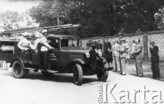 Jesień 1941 lub lato 1942, Ruda Maleniecka k. Końskich, Polska.
Wóz bojowy Ochotniczej Straży Pożarnej Ruda Malenicka w dniu przekazania do eksploatacji. Wóz został przerobiony przez polskich fachowców z odkupionego od Niemców, po wybuchu wojny z ZSRR, samochodu ciężarowego ZIS, następnie zarekwirowany wraz z wyposażeniem, przez wojsko radzieckie jako mienie poniemieckie i wywieziony w 1945 r.
Fot. NN, zbiory Ośrodka KARTA (udostępnił Ireneusz Górski).