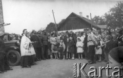 Jesień 1941 lub lato 1942, Ruda Maleniecka k. Końskich, Polska.
Poświęcenie wozu bojowego Ochotniczej Straży Pożarnej.
Fot. NN, zbiory Ośrodka KARTA (udostępnił Ireneusz Górski).