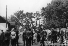 Jesień 1941 lub lato 1942, Ruda Maleniecka k. Końskich, Polska.
Ćwiczenia z wykorzystaniem prądownicy i strumienia wodnego po uroczystości oddania do użytku wozu bojowego i sprzętu Ochotniczej Straży Pożarnej w Rudzie Malenickiej. 
Fot. NN, zbiory Ośrodka KARTA (udostępnił Ireneusz Górski).