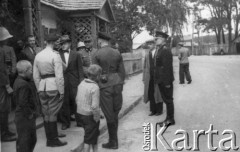 Jesień 1941 lub lato1942, Ruda Maleniecka k/Końskich, Polska.
Pożegnanie po uroczystości przekazania wozu bojowego dla miejscowej Ochotniczej Straży Pożarnej, przodem w kapeluszu starosta konecki Kreislandwirt Fitting.
Fot. NN, zbiory Ośrodka KARTA (udostępnił Ireneusz Górski).