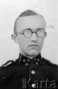brak daty, brak miejsca
Stefan Firkowski, sekretarz gminy i komendant Ochotniczej Straży Pożarnej w Rudzie Malenickiej k/Końskich. S. Firkowski był inicjatorem i organizatorem powstania Ochotniczej Straży Pożarnej, budowy strażnicy (remizy) około 1931 r. i zakupienia sprzętu ze składek społecznych. W 1941 r., po wybuchu wojny między Niemcami a ZSRR, za pieniądze społeczne zakupił podwozie samochodu ciężarowego typu ZIS i po przerobieniu  wyposażył wiejski oddział Straży w wóz strażacki, co w czasie okupacji należało do dużych osiągnięć, był to prawdopodobnie jedyny taki wóz na obszarach wiejskich na terenie Generalnego Gubernatorstwa. Wydany przez konfidenta Gestapo został zamordowany w 1943 r. wraz z pięcioma członkami Ochotniczej Straży Pożarnej za działalność w podziemiu, jako dowódca stacjonarnego oddziału partyzanckiego. Tablicę upamiętniającą ich śmierć umieszczono na ścianie budynku remizy.
Fot.NN, zbiory Oœrodka KARTA (udostępnił Ireneusz Górski).