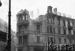 12-13.05.1943, Warszawa, Polska.
Kamienica przy ul. Marszałkowskiej 57 róg Koszykowa 43 róg Śniadeckich 2-  po bombardowaniu lotnictwa radzieckiego.
Fot. NN, zbiory Ośrodka KARTA (udostępnił Ireneusz Górski)