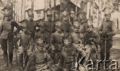 1915-1917, brak miejsca.
Grupa żołnierzy 1 Pułku Ułanów Legionów Polskich w lesie, pierwszy od lewej stoi Juliusz Kamler.
Fot. NN, zbiory Ośrodka KARTA, Pogotowie Archiwalne [PAF_004], udostępniła Anna Stańczykowska