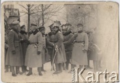 Listopad 1916, brak miejsca.
Grupa żolnierzy 1 Pułku Ułanów Legionów Polskich, drugi od lewej stoi Bolesław Wieniawa-Długoszowski, trzeci stoi Józef Piłsudski.
Fot. NN, zbiory Ośrodka KARTA, Pogotowie Archiwalne [PAF_004], przekazała Anna Stańczykowska