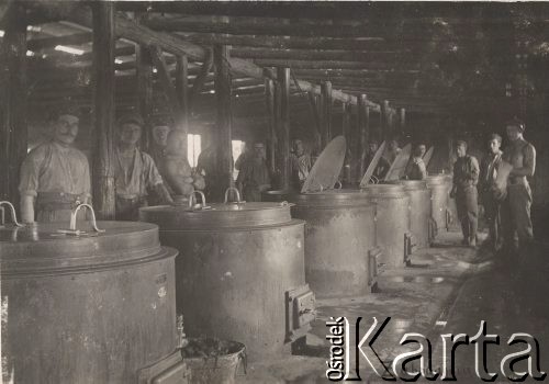 1917, Szczypiorno k/Kalisza, Polska.
Niemiecki obóz dla internowanych jeńców wojennych - polskich legionistów w Szczypiornie. Wieźniowie w kuchni obozowej. Na zdjęciu podpis: 