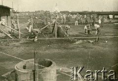 1917, Szczypiorno k/Kalisza, Polska.
Niemiecki obóz dla internowanych jeńców wojennych - polskich legionistów w Szczypiornie. Jeńcy na terenie obozu podczas porannych czynności - mycia, prania bielizny i gimnastyki. Na zdjęciu podpis: 