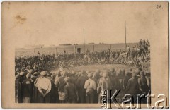1917, Szczypiorno k/Kalisza, Polska.
Niemiecki obóz dla internowanych więźniów wojennych - polskich legionistów w Szczypiornie. Zawody zapaśnicze, zgromadzeni jeńcy obserwują zmagania dwóch współwięźniów. Na zdjęciu podpis: 