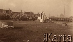 1917, Szczypiorno k/Kalisza, Polska.
Niemiecki obóz dla internowanych jeńców wojennych - polskich legionistów w Szczypiornie. Msza obozowa, więźniowie klęczący wokół ołtarza.
Fot. Stanisław Mendewski, zbiory Ośrodka KARTA, Pogotowie Archiwalne [PAF_004], przekazała Anna Stańczykowska