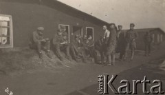 1917, Szczypiorno k/Kalisza, Polska.
Niemiecki obóz dla internowanych jeńców wojennych - polskich legionistów w Szczypiornie, żołnierze przed barakiem. 
Fot. Stanisław Mendewski, zbiory Ośrodka KARTA, Pogotowie Archiwalne [PAF_004], przekazała Anna Stańczykowska