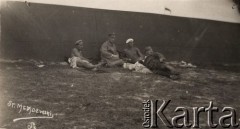 1917, Szczypiorno k/Kalisza, Polska.
Niemiecki obóz dla internowanych jeńców wojennych - polskich legionistów w Szczypiornie, żołnierze leżący na trawie.
Fot. Stanisław Mendewski, zbiory Ośrodka KARTA, Pogotowie Archiwalne [PAF_004], przekazała Anna Stańczykowska
