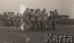 1917, Szczypiorno k/Kalisza, Polska.
Niemiecki obóz dla internowanych jeńców wojennych - polskich legionistów w Szczypiornie. Żołnierze w mundurach na terenie obozu.
Fot. NN, zbiory Ośrodka KARTA, Pogotowie Archiwalne [PAF_004], przekazała Anna Stańczykowska
