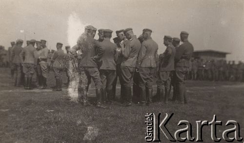 1917, Szczypiorno k/Kalisza, Polska.
Niemiecki obóz dla internowanych jeńców wojennych - polskich legionistów w Szczypiornie. Żołnierze w mundurach na terenie obozu.
Fot. NN, zbiory Ośrodka KARTA, Pogotowie Archiwalne [PAF_004], przekazała Anna Stańczykowska