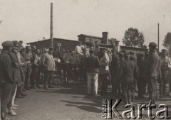 1917, Szczypiorno k/Kalisza, Polska.
Niemiecki obóz dla internowanych jeńców wojennych - polskich legionistów w Szczypiornie. Przybycie wozu z żywnością dla jeńców. Dostawy prowiantu organizował kaliski oddział Polskiego Komitetu Opieki nad Jeńcami. Na zdjęciu podpis: 