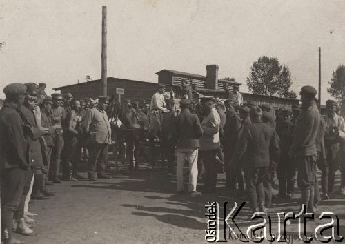 1917, Szczypiorno k/Kalisza, Polska.
Niemiecki obóz dla internowanych jeńców wojennych - polskich legionistów w Szczypiornie. Przybycie wozu z żywnością dla jeńców. Dostawy prowiantu organizował kaliski oddział Polskiego Komitetu Opieki nad Jeńcami. Na zdjęciu podpis: 