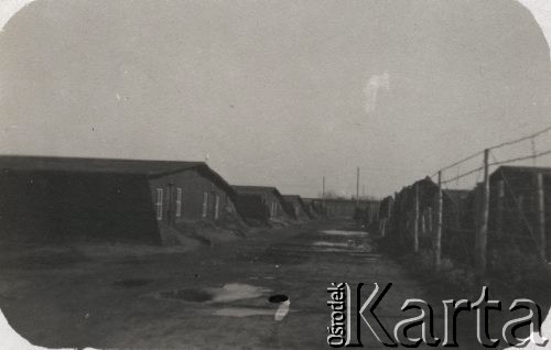1917, Szczypiorno k/Kalisza, Polska.
Niemiecki obóz dla internowanych jeńców wojennych - polskich legionistów w Szczypiornie, widok na obozową ulicę , po lewej baraki, po prawej ogrodzenie.
Fot. NN, zbiory Ośrodka KARTA, Pogotowie Archiwalne [PAF_004], przekazała Anna Stańczykowska