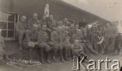 1917, Szczypiorno k/Kalisza, Polska.
Niemiecki obóz dla internowanych jeńców wojennych - polskich legionistów w Szczypiornie, grupa żołnierzy w mundurach przed barakiem.
Fot. Stanisław Mendewski, zbiory Ośrodka KARTA, Pogotowie Archiwalne [PAF_004], przekazała Anna Stańczykowska