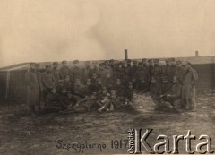 1917, Szczypiorno k/Kalisza, Polska.
Niemiecki obóz dla internowanych jeńców wojennych - polskich legionistów w Szczypiornie. Grupa żołnierzy, za nimi barak. 
Fot. NN, zbiory Ośrodka KARTA, Pogotowie Archiwalne [PAF_004], przekazała Anna Stańczykowska