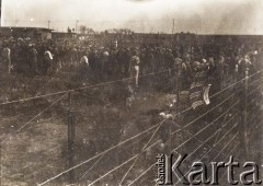 1917, Szczypiorno k/Kalisza, Polska.
Niemiecki obóz dla internowanych więźniów wojennych - polskich legionistów w Szczypiornie. Płk Kaplicki przemawia do zgromadzonych jeńców.
Fot. NN, zbiory Ośrodka KARTA, Pogotowie Archiwalne [PAF_004], przekazała Anna Stańczykowska