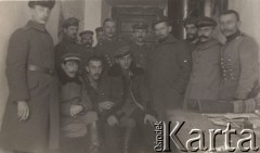 1917, Szczypiorno k/Kalisza, Polska.
Grupa legionistów w niemieckim obozie dla internowanych więźniów wojennych w Szczypiornie. 
Fot. Stanisław Mendewski, zbiory Ośrodka KARTA, Pogotowie Archiwalne [PAF_004], udostępniła Anna Stańczykowska