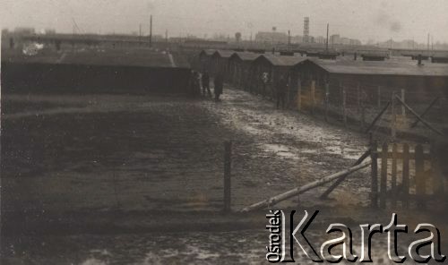 1917, Szczypiorno k/Kalisza, Polska.
Niemiecki obóz dla internowanych więźniów wojennych - polskich legionistów w Szczypiornie, widok na obozowe baraki.
Fot. NN, zbiory Ośrodka KARTA, Pogotowie Archiwalne [PAF_004], przekazała Anna Stańczykowska