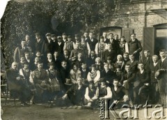 1920-1939, brak miejsca., Polska.
Grupa mężczyzn i kobiet w strojach ludowych przed budynkiem. 
Fot. NN, zbiory Ośrodka KARTA, Pogotowie Archiwalne [PAF_004], przekazała Anna Stańczykowska
