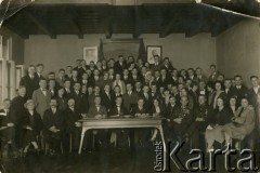 1928-1939, Warszawa, Polska.
Zjazd Związku Młodzieży Wiejskiej województwa warszawskiego, zdjęcie grupowe uczestników zjazdu. Na ścianie wiszą portrety Marszałka Józefa Piłsudskiego i prezydenta Ignacego Mościckiego.
Fot. NN, zbiory Ośrodka KARTA, Pogotowie Archiwalne [PAF_004], przekazała Anna Stańczykowska

