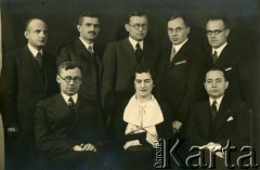 1920-1939, brak miejsca., Polska.
Zdjęcie grupowe przedstawiające mężczyzn w ciemnych garniturach i kobietę w jasnej bluzce z kołnierzem w postaci kokardy.
Fot. NN, zbiory Ośrodka KARTA, Pogotowie Archiwalne [PAF_004], przekazała Anna Stańczykowska