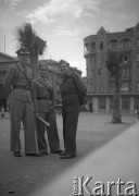 Grudzień 1942, Bliski Wschód.
Trzej polscy żołnierze, pierwszy z prawej stoi Czesław Dobrecki.
Fot. NN, zbiory Ośrodka KARTA, Pogotowie Archiwalne [PAF_015], przekazał Krzysztof Dobrecki