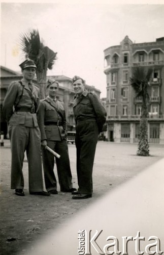 Grudzień 1942, Bliski Wschód.
Trzej polscy żołnierze, z prawej stoi Czesław Dobrecki.
Fot. NN, zbiory Ośrodka KARTA, Pogotowie Archiwalne [PAF_015], przekazał Krzysztof Dobrecki