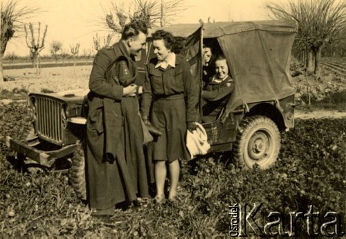 1940-1946, brak miejsca.
Żołnierz polski z ochotniczkami z Pomocniczej Służby Kobiet.
Fot. Czesław Dobrecki, zbiory Ośrodka KARTA, Pogotowie Archiwalne [PAF_015], przekazał Krzysztof Dobrecki