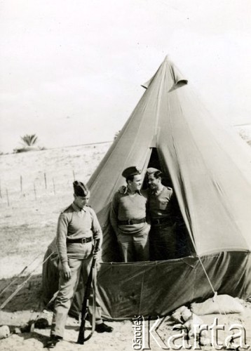 17.02.1941, Aleksandria, Egipt.
Żołnierze Samodzielnej Brygady Strzelców Karpackich, pierwszy z lewej stoi Czesław Dobrecki. Oryginalny podpis na odwrocie fotografii: 