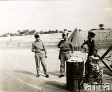 17.02.1941, Aleksandria, Egipt.
Żołnierze Samodzielnej Brygady Strzelców Karpackich, pierwszy z lewej stoi Czesław Dobrecki. Oryginalny podpis na odwrocie fotografii: 