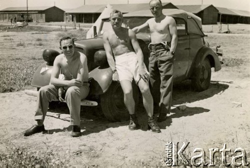 Maj 1942, Palestyna.
Polscy żołnierze obok samochodu, pierwszy z lewej Czesław Dobrecki. Oryginalny podpis na odwrocie fotografii: 