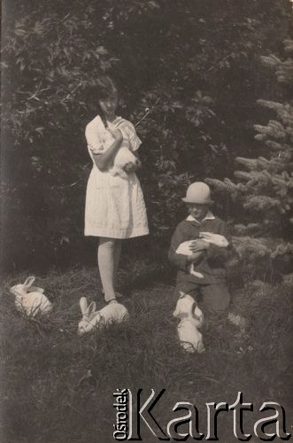 1931, Krasnów, gm. Bolimów, pow. Łowicz, woj. Warszawa, Polska.
Rodzeństwo Wanda i Zygmunt Twarowscy podczas zabawy z królikami.
Fot. NN, zbiory Ośrodka KARTA, Pogotowie Archiwalne [PAF_005], udostępnił Krzysztof Dobrecki